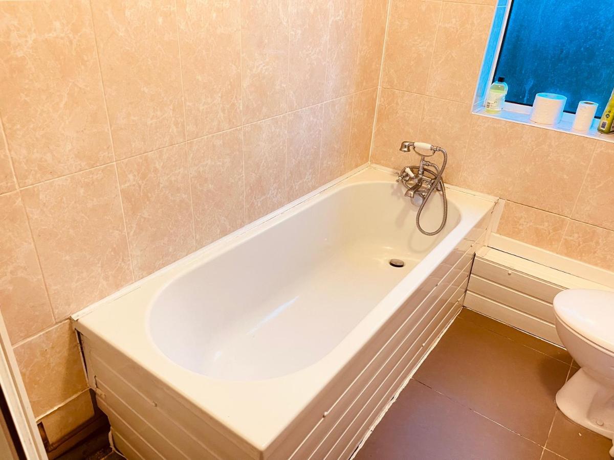 برمنغهام 3 Bedroom Holiday House,Close To M6-Express Way To Centre المظهر الخارجي الصورة