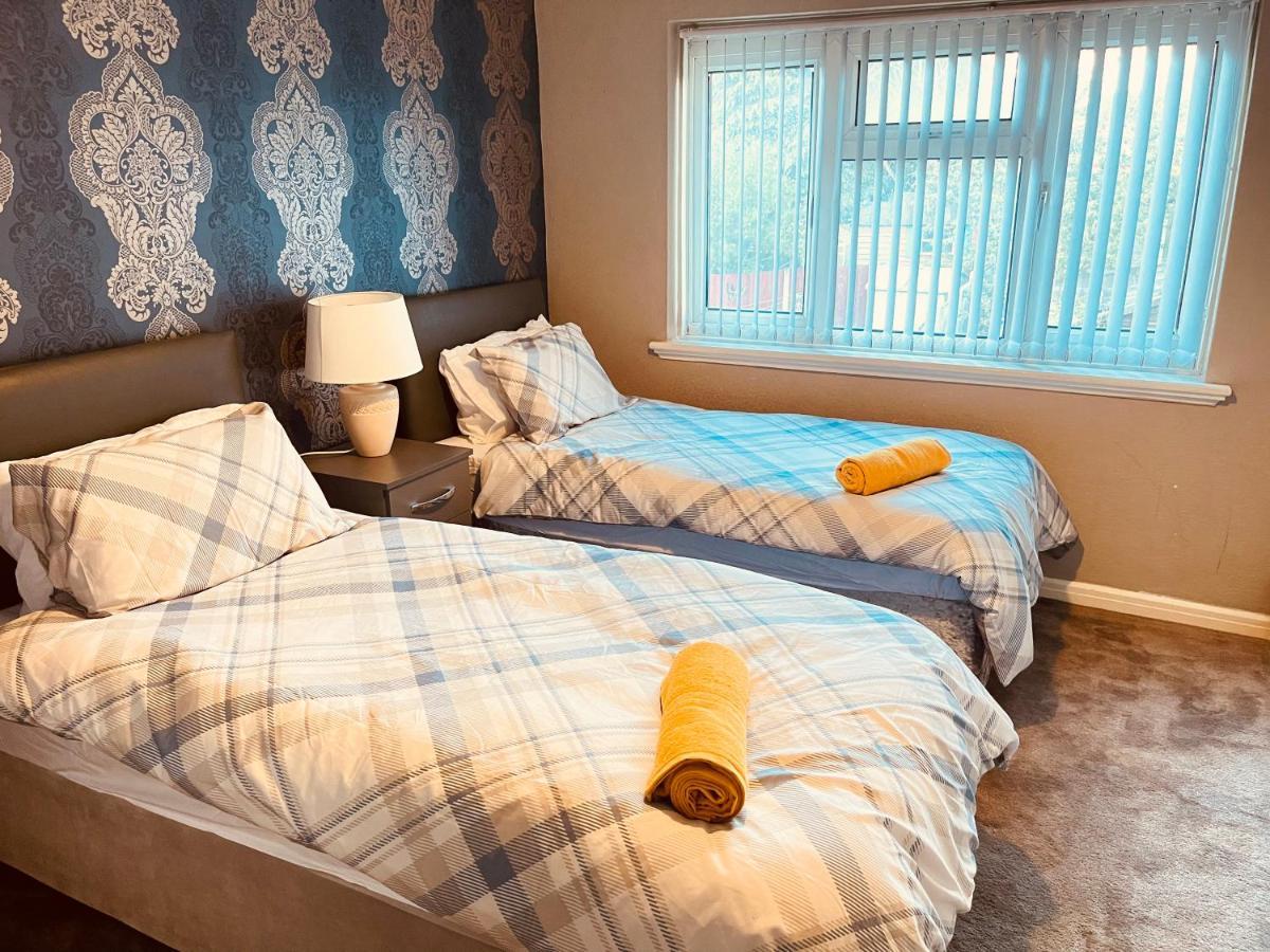 برمنغهام 3 Bedroom Holiday House,Close To M6-Express Way To Centre المظهر الخارجي الصورة